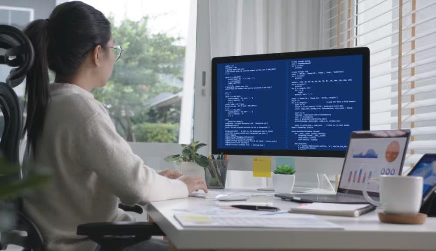 成县软件开发公司实战建议:网站赋能,为何必须接入支持机器人?